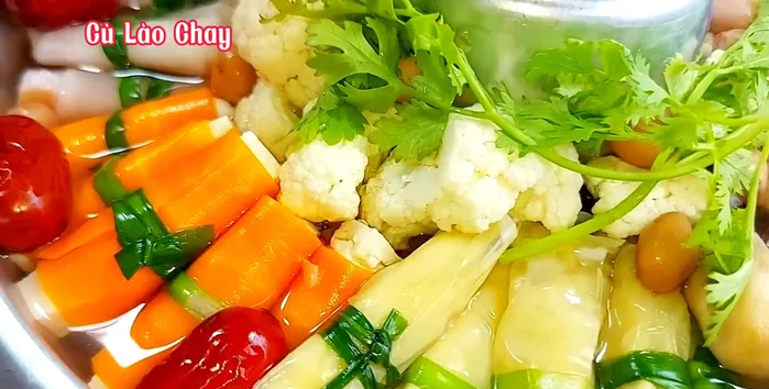 Prepare the Vegetarian Cu Lao Chay: This sweet dish can be served with vermicelli, fresh noodles, or rice. The recipe, including coconut water, is in the video comments.