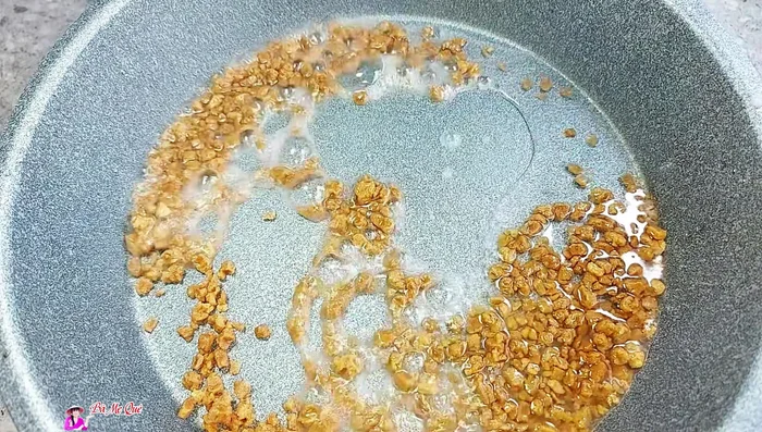 Add sugar, seasoning powder, and chili sauce. Stir well and cook over high heat until the minced meat is dry.