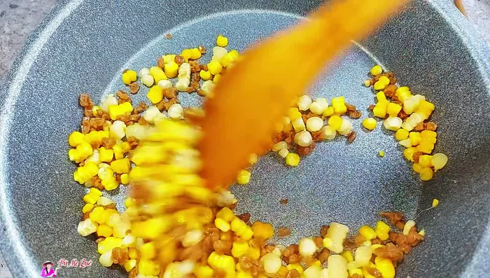 Add peanut butter and stir-fry until the corn is dry. Cut into small pieces.