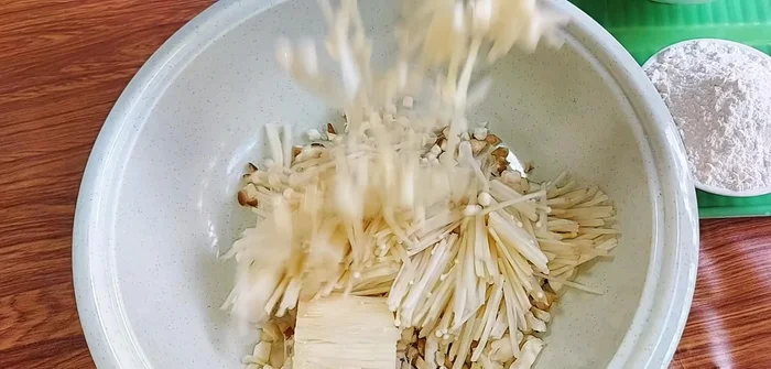 Cut seaweed into pieces.