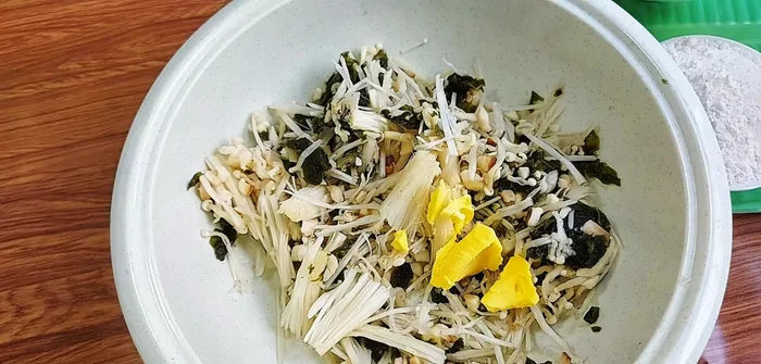 Add margarine, sugar, vegetarian seasoning, roasted sesame seeds, and flour to the mushroom mixture.