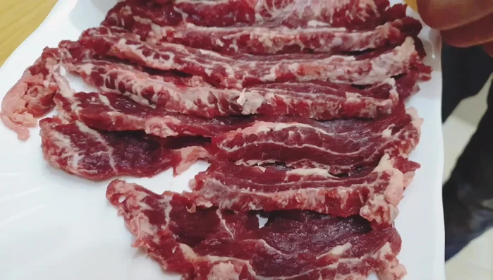 Arrange the beef slices on a plate.