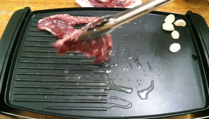 Lightly oil the grill.