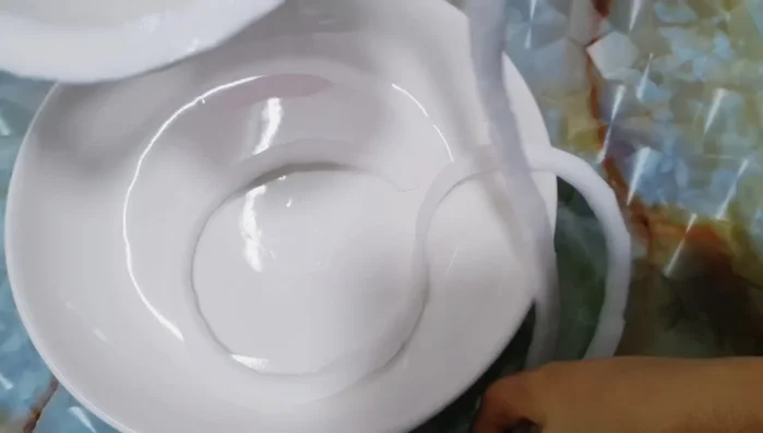 Slice the coconut into long fibers. Don't slice too thinly.