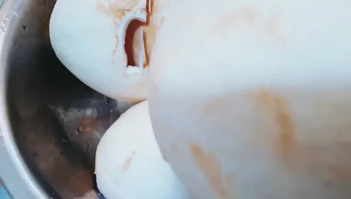 Choose young coconuts. Peel off the outer skin using a double-edged knife.