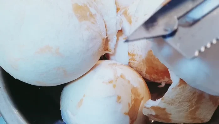Clean the coconuts: Prepare a basin of clean water, add salt and lemon juice. Shake to dissolve.