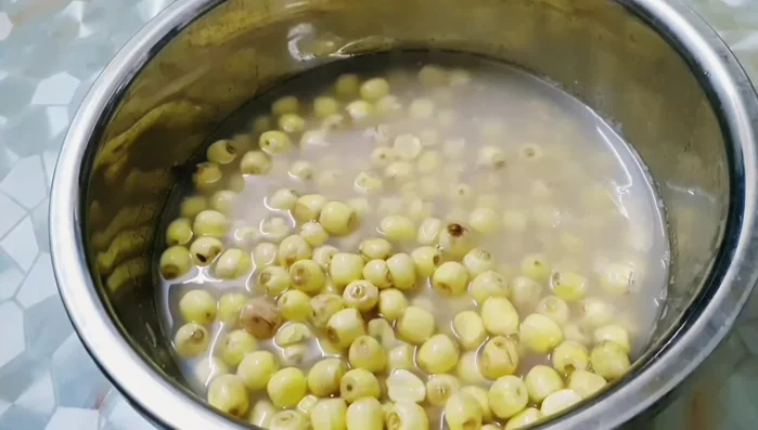 After soaking, wash the lotus seeds thoroughly. [120.38]