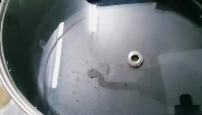 Boil water in a pot. Add the lotus seeds and boil for approximately 2 minutes. Remove from heat and drain immediately. [125.34]