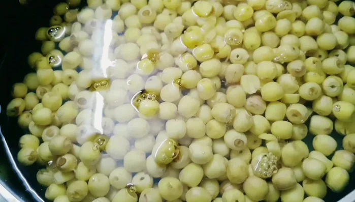 Wash the boiled lotus seeds again. [302.08]