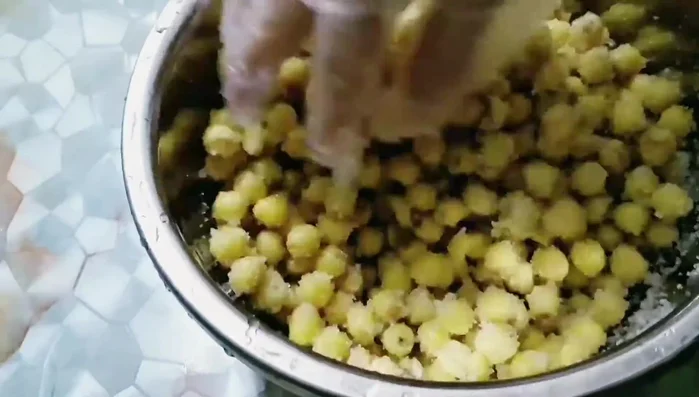 In a pot, combine the lotus seeds with sugar (400g sugar for 1kg lotus seeds). Mix well and allow the sugar to dissolve completely. [425.18]