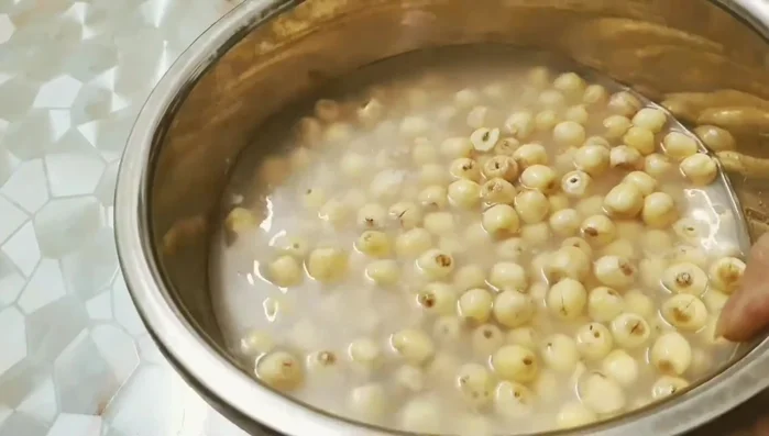 Soak peeled lotus seeds in water for 2 hours to soften the outer shell. [94.259]