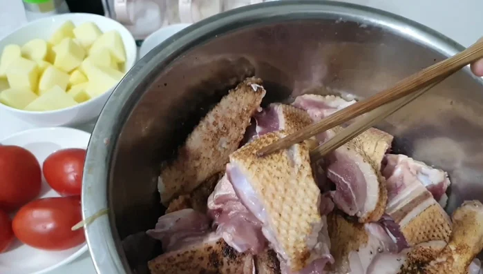 Wash the duck with white wine and ginger. Use a hot air blower to heat the duck until the skin turns golden brown. Cut the duck into bite-sized pieces.