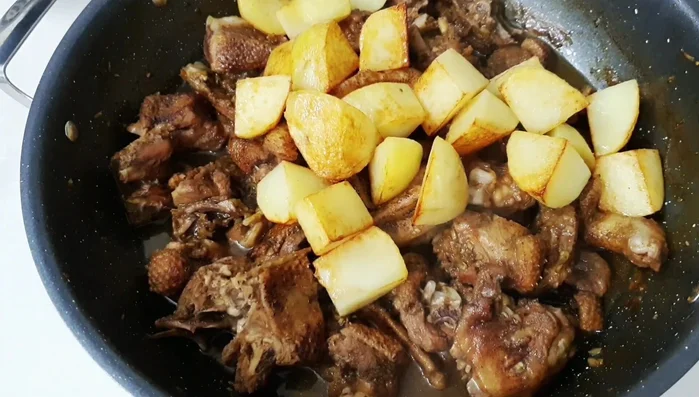 Add the mashed potatoes and tomato puree to create the sauce. Add remaining flour to thicken the sauce.