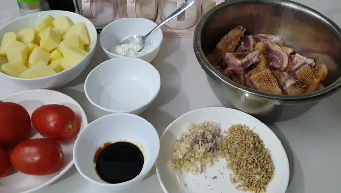 Prepare the marinade: Mix minced lemongrass, minced onion, minced garlic, 1 tbsp Maggi, 2 tbsp flour, 1 tbsp sugar, ½ tbsp sweet flour, 1 tbsp salt, and pepper.
