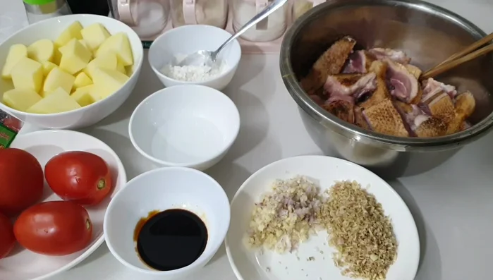 Marinate the duck with 1 cup of white wine, 1 tbsp of Maggi seasoning, minced garlic, and minced onion. Let it soak for 15-30 minutes to remove any bad smell.