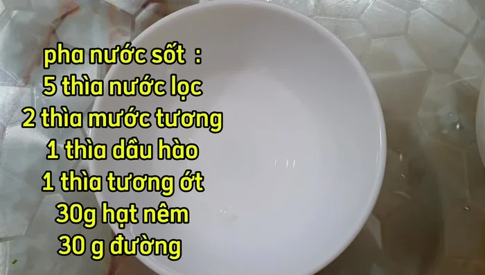 Mix sauce: 5 tablespoons water, 2 tablespoons soy sauce, 1 tablespoon oyster sauce, 1 tablespoon chili sauce, 30 grams sesame seeds, and 30 grams sugar.