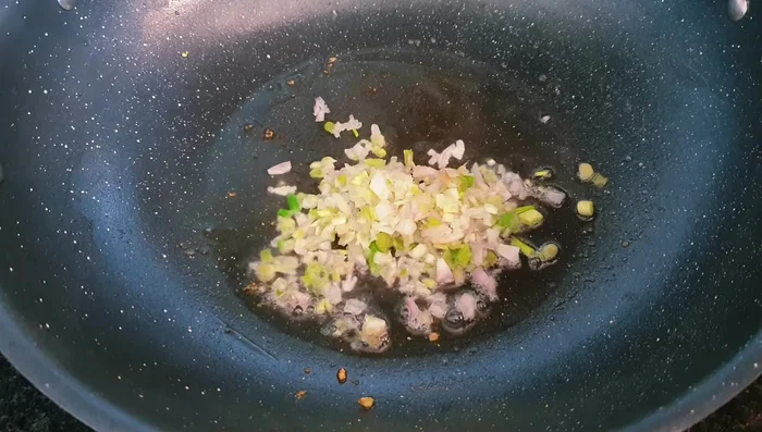 Heat a pan with cooking oil, saute shallots until fragrant.