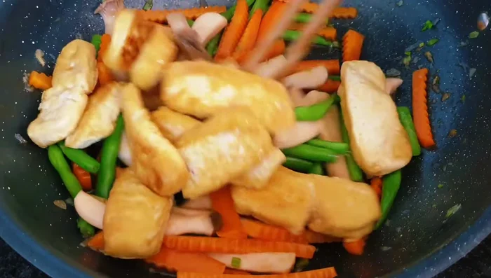 Add the pan-fried tofu, cook for about 2 minutes, season to taste, and turn off the heat.