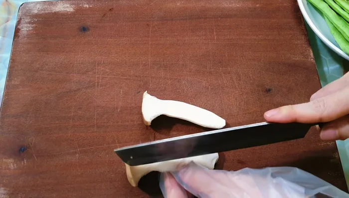 Wash chicken thigh mushrooms with salt water, soak for 5 minutes, drain, and cut into thin slices.
