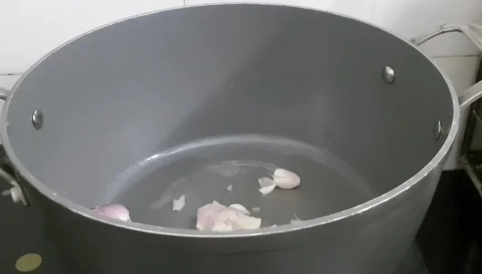 Add a spoonful of oil to a pot. Add onions and stir-fry until firm.