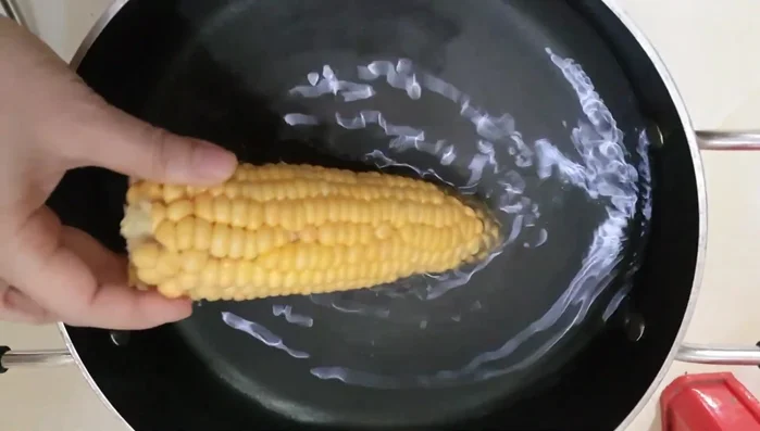 Add 2 liters of water to the pot.