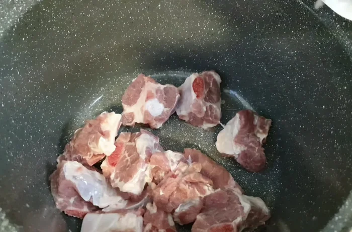 Boil the ribs with two lemongrass stalks and half a teaspoon of salt to remove impurities. Turn off the heat once boiling.