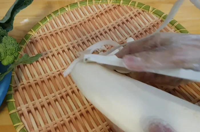 Peel and cut the carrots and radish into small pieces. Cut the corn into pieces.