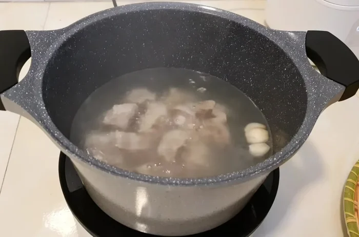 Add the corn to the stewing ribs first, then cook for a while to release its sweetness.