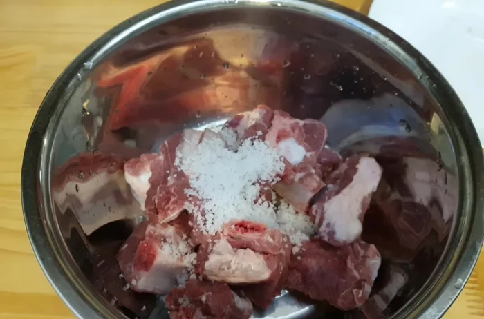 Wash the ribs thoroughly with salt, changing the water 2-3 times.