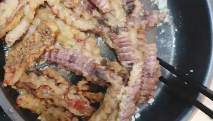 Add a spoonful of seasoning powder and MSG for extra flavor.