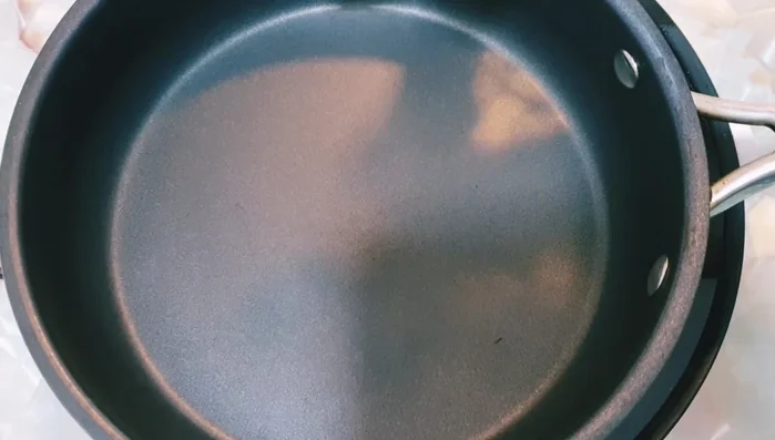 Pour oil into a pan and heat until boiling.
