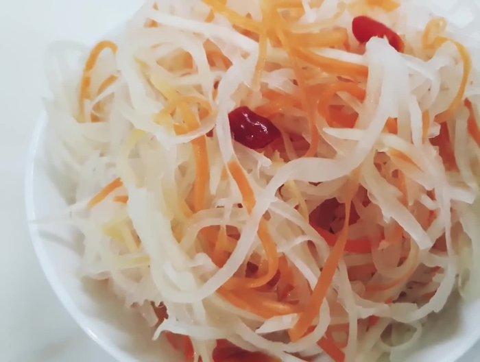 Prepare the radish: Wash and clean the radishes thoroughly. Cut them into desired shapes (slices, sticks, etc.).