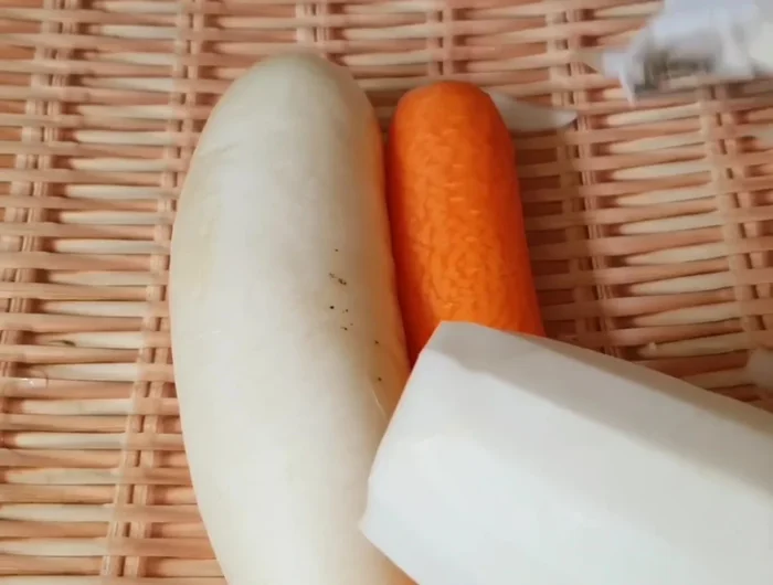 Pack the radishes: Place the prepared radish into your chosen pickling container.