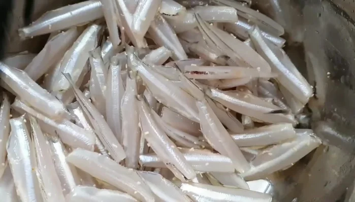 Marinate the anchovies: Add 1 teaspoon of seasoning powder and 1 teaspoon of MSG. Let it sit for 10-15 minutes.