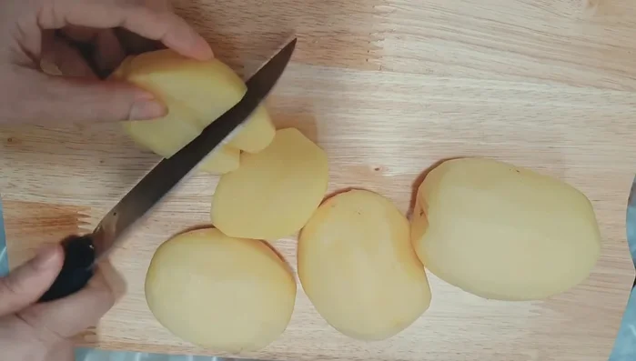 Peel and wash 4 potatoes. Cut them into bite-sized pieces.
