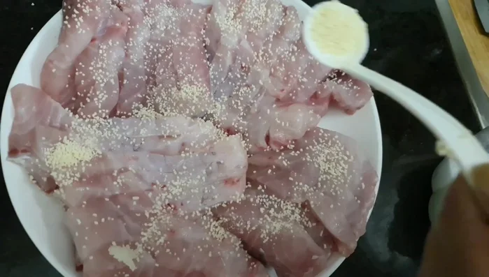 Marinate the fish with 1 spoon of seasoning powder and 1/2 spoon of MSG for about 30 minutes to absorb the spices.