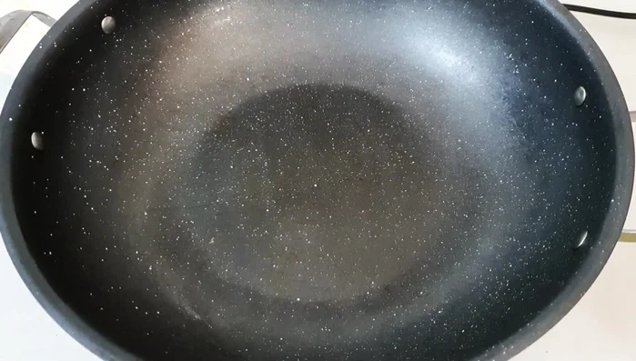 Heat vegetable oil in a pan over medium heat. Add green onion and saute until golden brown and fragrant.
