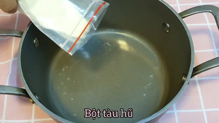 In a pot, mix 200g of tofu powder with 500ml of water. Stir well until completely dissolved.