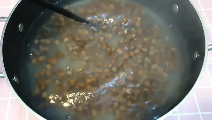 After boiling, turn off the heat and let the tapioca pearls sit for 5-10 minutes to soften further. Rinse the tapioca pearls with plenty of water to remove excess starch and reduce sourness.