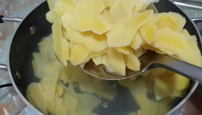 Soak the boiled ginger in ice water to maintain its white color. Drain well.