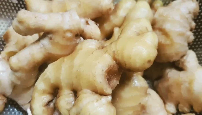 Select fresh ginger; avoid old or young ginger. Wash and scrub the ginger thoroughly.