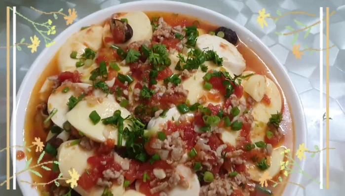 Prepare the ingredients: Cut the pork, tomatoes, garlic, and tofu.