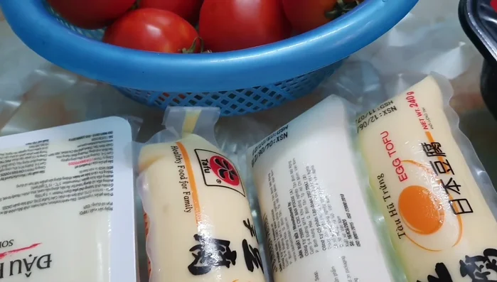 Heat cooking oil in a pan. Add garlic and stir-fry until fragrant.