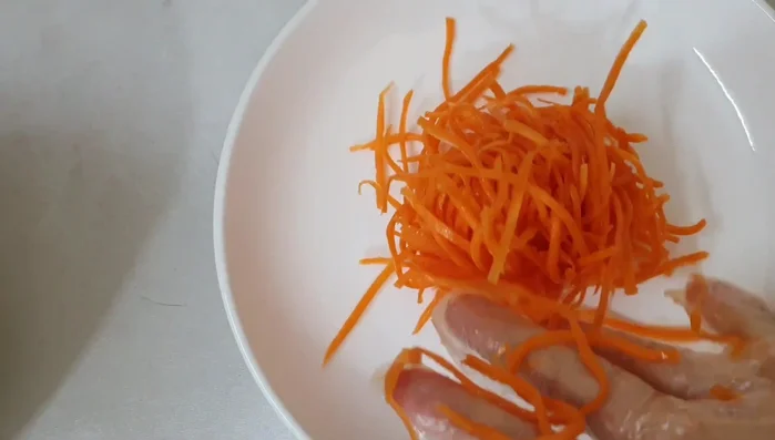 Squeeze out the water from the marinated carrots and onions.