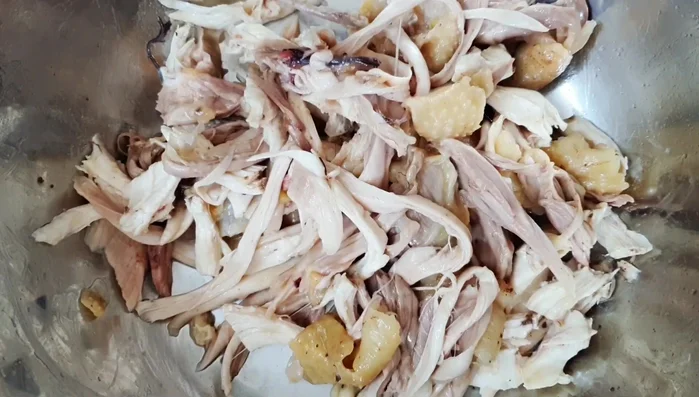 Combine the shredded chicken, carrots, onions, and salad sauce. Mix well.
