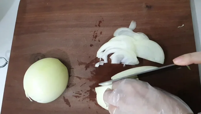 Cut the onion into strips and soak it in iced water for 30 minutes to remove the pungent smell.