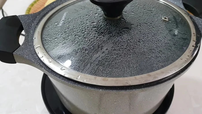 Prepare the pandan leaves: Blanch the pandan leaves in boiling water for about 1 minute to remove any pungent smell. Then, add 100ml of water and blend. Strain the juice.
