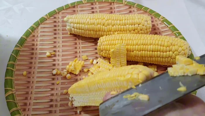 Prepare the corn: Peel the corn kernels, reserving the cobs. Boil the cobs for about 5 minutes to extract sweetness. Remove the cobs and add the kernels to the pot. Blanch for about 3 minutes until cooked.