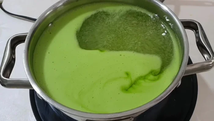 Combine jelly and pandan: Add the pandan leaf water to the soaked jelly mixture. Cook over low heat, stirring constantly to prevent clumping. Remove foam and cook for another 5 minutes until clear.