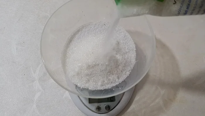 Prepare the corn milk: In a pot, combine the filtered corn water, 100g sugar, 30g condensed milk, and a box of sweetened fresh milk (adjust sugar to taste). Simmer over low heat, stirring constantly, until it reaches 90°C. Do not boil to prevent lumps.
